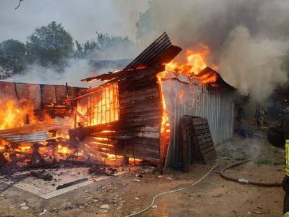 Una casa incendiada en la barriada informal de Cerro Obligado, en Santiago (Chile), en una imagen compartida en redes sociales.