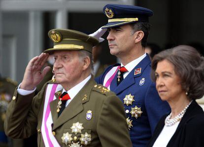 El rey Juan Carlos junto al príncipe Felipe y la reina Sofía durante el desfile de la Pascua Militar.