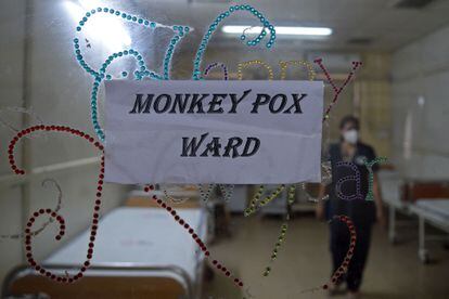 Un trabajador sanitario en una sala exclusiva con los pacientes infectados por la viruela del mono, en un hospital de la India.