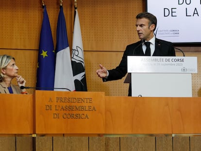 El presidente francés, Emmanuel Macron, se dirige a la Asamblea de Córcega ante su presidenta, Marie-Antoinette Maupertuis, este jueves en Ajaccio.