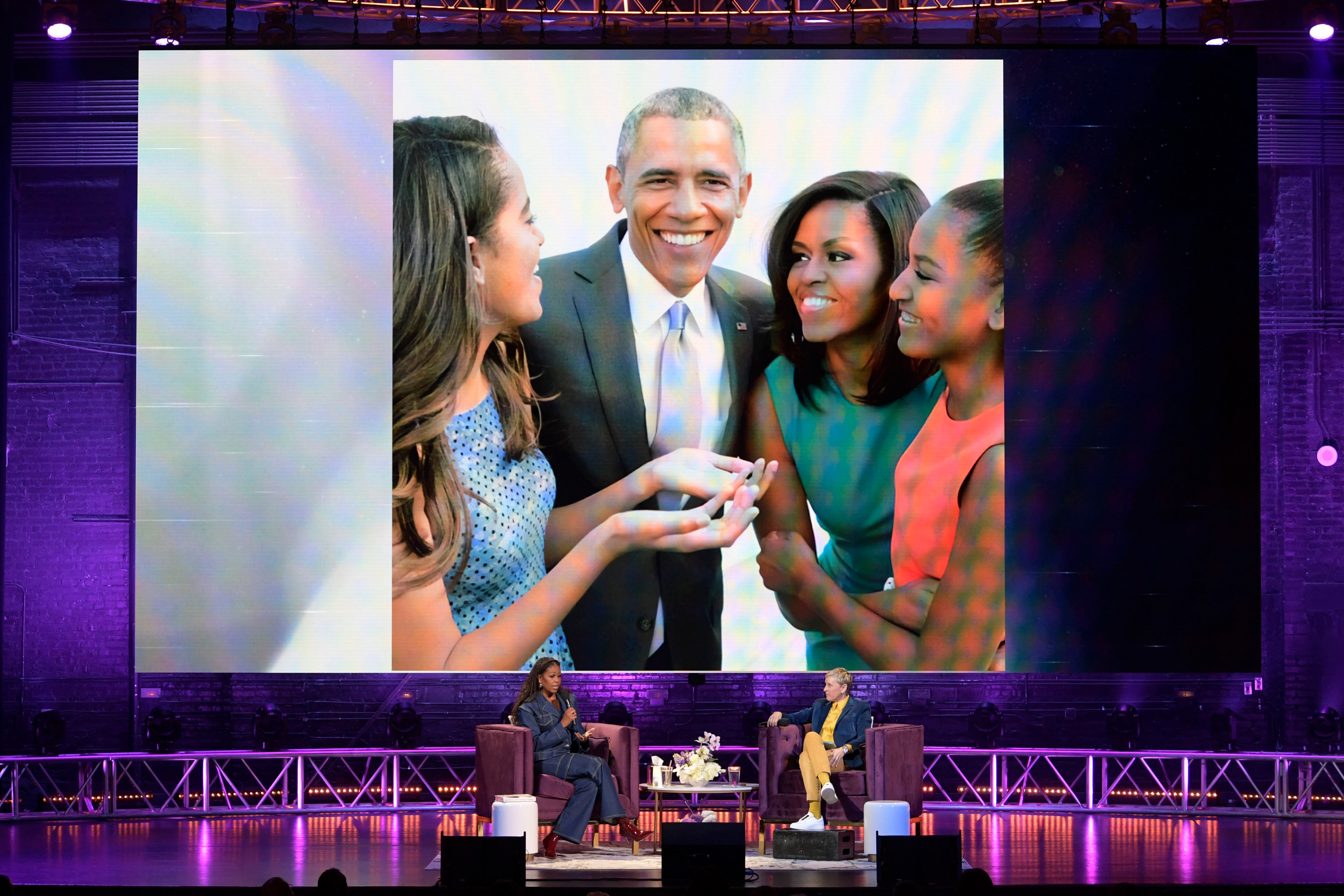Michelle Obama y Ellen DeGeneres, en un momento del acto celebrado en Washington para presentar el libro de memorias de la primera. 