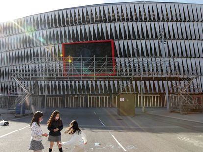 La esplanada de San Mames con preparativos para la Eurocopa en marzo.