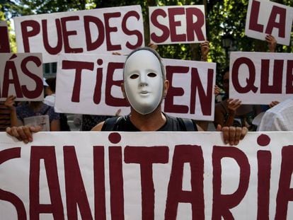 Protesta frente al Ministerio de Sanidad para reivindicar una sanidad universal en España, en 2015.