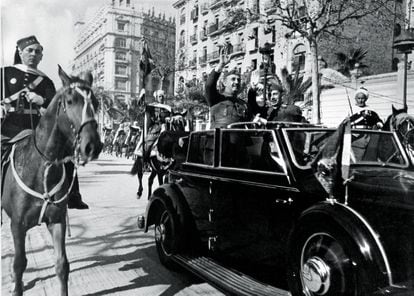 Barcelona, febrer del 1939. Desfile de la Victoria per l'avinguda Diagonal, aleshores Avenida del Generalísimo, presidida pel general Franco. Foto: Arxiu Municipal Contemporani de Barcelona