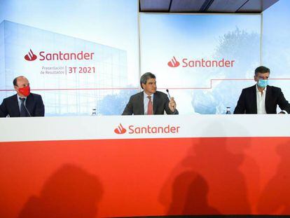 El vicepresidente de Santander España, Juan Manuel Cendoya, (i); el consejero delegado del Banco Santander, José Antonio Álvarez, (c); y el director financiero del Banco Santander, José García Cantera,(d) 