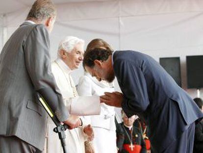 Mariano Rajoy saluda al Papa en presencia de los Reyes.