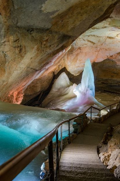 Pasarela en el interior de la cueva del Gigante de Hielo, en Hallstatt. 