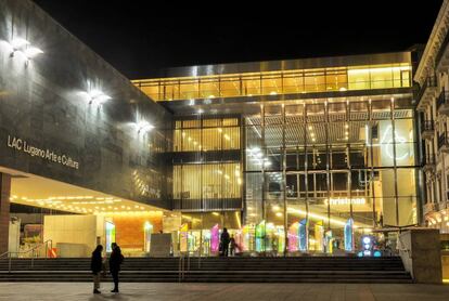 El Lugano Arte e Cultura (LAC) es un vibrante centro cultural dedicado a la música y las artes visuales y escénicas que abrió sus puertas en 2015 en la ciudad suiza.