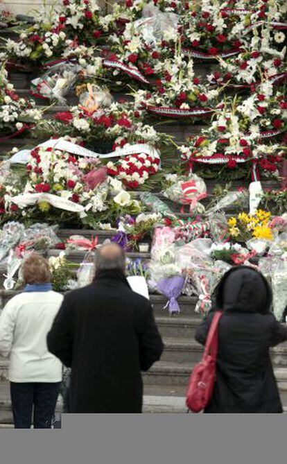 Ramos, coronas y centros de flores llenan las escalinatas del Ayuntamiento de Bilbao en memoria de Azkuna.