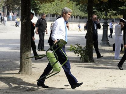 El secretario de Estado de EE UU, John Kerry, toma una silla para reunirse con el embajador en Francia en las Tuller&iacute;as, en Par&iacute;s. 