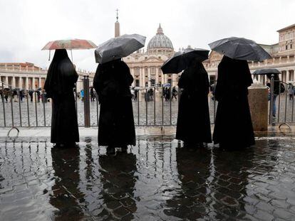 Un grupo de monjas, frente a la basílica de San Pedro en el Vaticano. 
