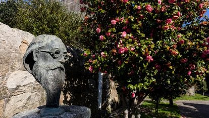 Busto de Valle-Inclán en los jardines del pazo de O Cuadrante, casa natal del escritor en Vilanova de Arousa (Pontevedra).