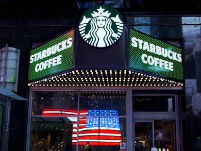 Una cafeter&iacute;a de Starbucks en Nueva York
