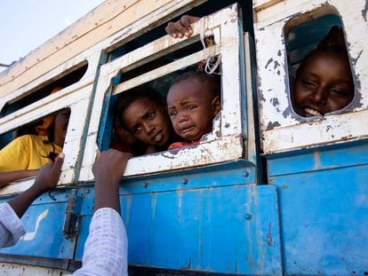 Ciudadanos de Tigray viajan en autobús al refugio temporal Village 8, cerca de la frontera entre Sudán y Etiopía, el 1 de diciembre de 2020, al inicio de la contienda entre los rebeldes del norte del país y el Gobierno.