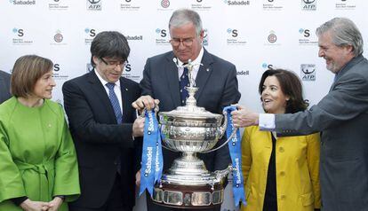 Carme Forcadell, Carles Puigdemont, Albert Agustí, Soraya Sáenz de Santamaría e Íñigo Méndez de Vigo, junto el trofeo Conde de Godó, ayer.
