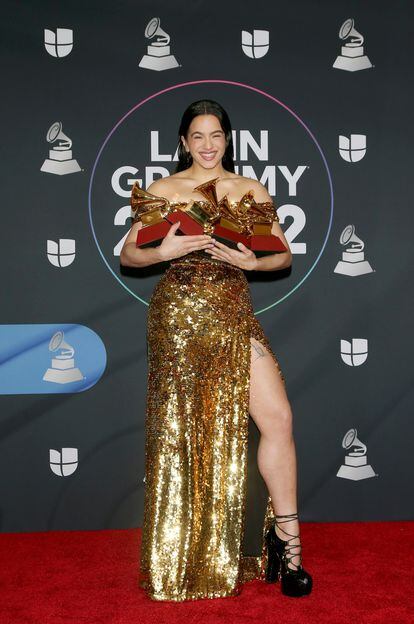 La cantante catalana posa con vestido de lentejuelas doradas tras recibir sus premios a mejor álbum del año, mejor álbum de música alternativa, ingeniería de grabación y diseño de empaque.
