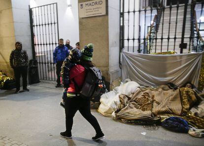 Los solicitantes de asilo peregrinan hasta el Samur Social, en el centro de Madrid.