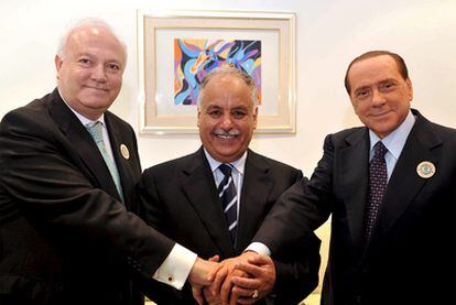El ministro español de Exteriores, Miguel Ángel Moratinos, el primer ministro libio, Baghdadi Ali al Mahmudi, y el primer ministro italiano, Silvio Berlusconi, se estrechan la mano durante la cumbre de la Liga Árabe.
