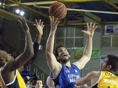 David Doblas lucha por el control del balón con el pívot del Fuenlabrada Marcus Arnold, a la izquierda, y el base Carlos Cabezas.
