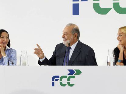 El propietario de FCC, Carlos Slim, entre la segunda accionista, Esther Koplowitz, y la presidenta de la compa&ntilde;&iacute;a, Esther Alcocer.