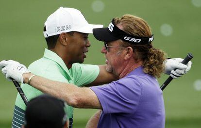 Tiger Woods y Jiménez se saludan en el campo de prácticas de Augusta.