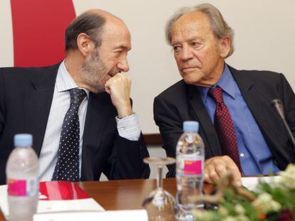 Alfredo Pérez Rubalcaba junto a Torsten Wiesel, Nobel de Medicina en 1981.