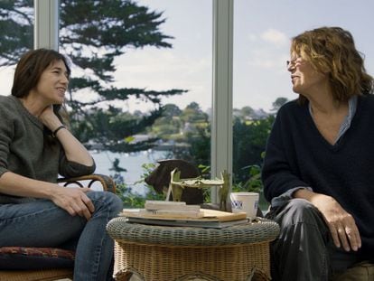 Jane Birkin, a la derecha de la imagen, en el documental que ha dirigido su hija Charlotte Gainsbourg, a la izquierda.