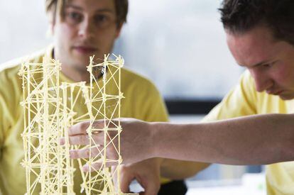 Estudiantes de toda Holanda se reúnen para construir puentes y torres de espaguetis en la Universidad de Delft