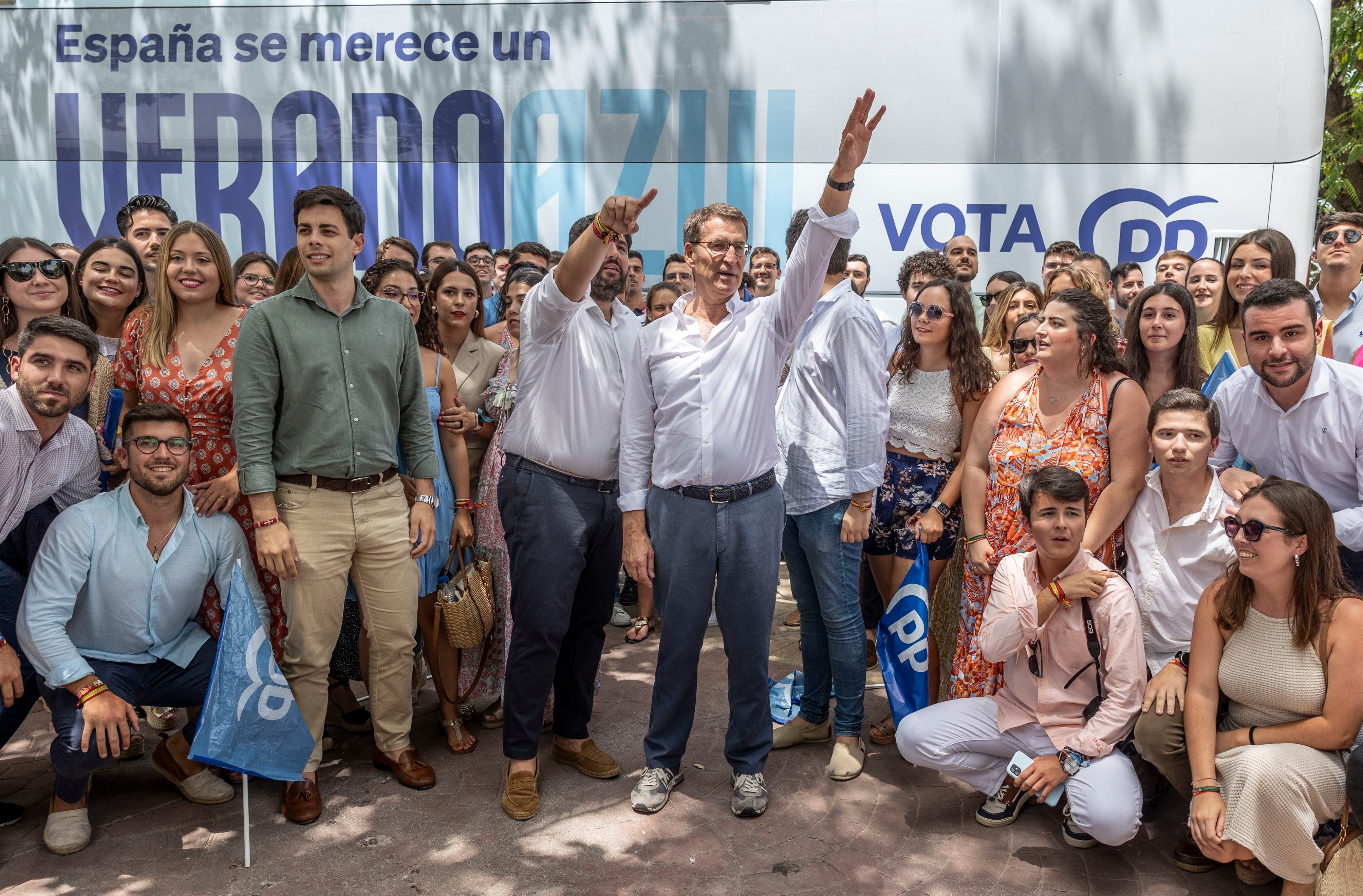 El líder del PP, Alberto Núñez Feijóo, y el presidente murciano, Fernando López Miras, se fotografían con militantes de su partido al término del mitin del pasado día 12. 