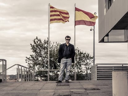 Javier Cercas, en la entrada de la comisaría de los Mossos en Gandesa (Tarragona), donde sitúa su novela.