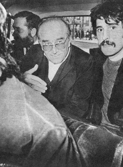Antonio María de Oriol, tras ser liberado, en una fotografía publicada en el diario del Movimiento <b><i>Arriba, </b></i>que se reproduce con autorización de su autor.