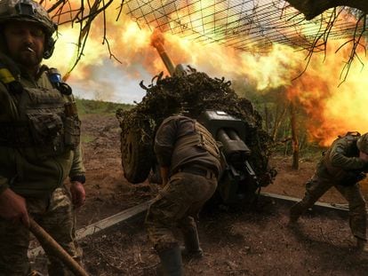 Tres militares ucranianos disparan un obús contra las tropas en la región de Donetsk, el sábado 6 de mayo.
