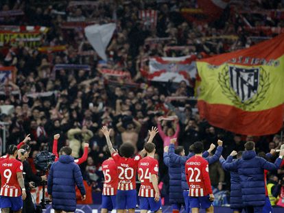 Los jugadores del Atlético celebran el pase a los cuartos de final de la Copa después de derrotar al Madrid.