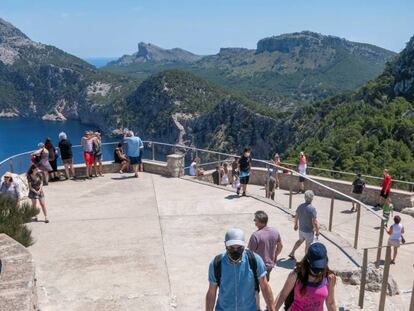 Turistas en el mirador Es Colomer en Formentor (Mallorca)