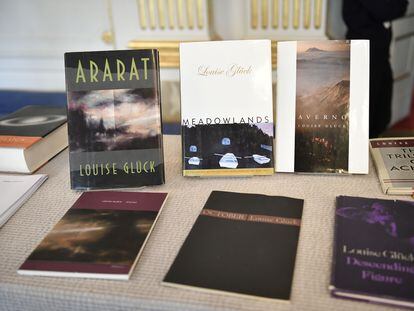 Ejemplares de los libros de Louise Glück, poeta que ha recibido el Nobel de Literatura en 2020.