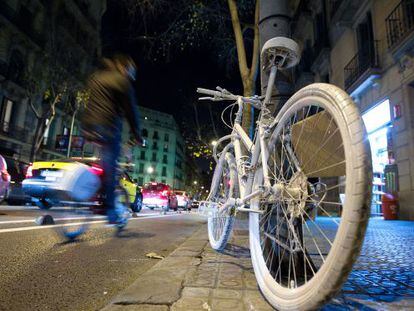 Bicicleta blanca que desde ayer homenajea a la ciclista muerta el lunes en la calle Diputaci&oacute; de Barcelona. 