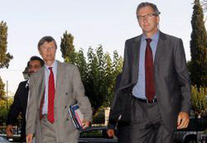 El jefe de la misi&oacute;n del Banco Central Europeo (BCE) para Grecia, Klaus Masuch (d), y el de la Comisi&oacute;n Europea, Matthias Morse (i), a su llegada al ministerio de Interior en Atenas (Grecia).