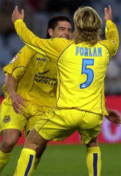 Riquelme y Forlán celebran un gol a la Real en Anoeta.