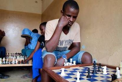Los chicos y chicas de Katwe encuentran en el ajedrez un desahogo a su complicada vida en el slum.