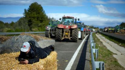 Los agricultores catalanes han mantenido este miércoles el bloqueo de las vías de tráfico cortadas el martes en Girona, con la AP-7 como punto más destacado.