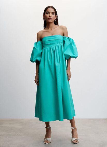 Si buscas una opción ‘low cost’, este vestido de Mango, con corte imperio y mangas abullonadas, es espectacular. 59,99 €