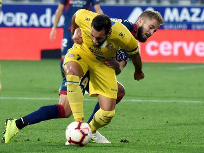 Borja Iglesias pelea el balón con Pulido en el Huesca-Espanyol. 