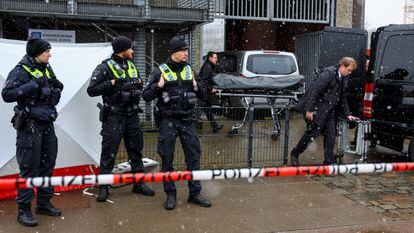 El cadáver de una víctima del tiroteo es trasladado, este viernes en Hamburgo.