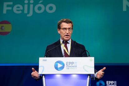 El presidente del Partido Popular, Alberto Núñez Feijóo, en su intervención en el congreso del Partido Popular Europeo que se celebra en Róterdam (Países Bajos), este miércoles.