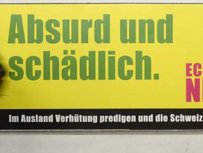 Un ciudadano de Z&uacute;rich pasa por delante de un cartel contrario a la iniciativa de Ecopop para frenar la inmigraci&oacute;n.