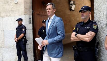 Urdangarin surt de l'Audiència amb la notificació.