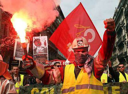 Empleados de una acería de Arcelor-Mittal se unen en Marsella (sur de Francia) a la manifestación de protesta contra Sarkozy.