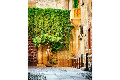 En este palacio señorial del número 23 de la vía Cappello, en Verona (Italia), se encuentra, según la tradición, la casa de Julieta, co-protagonista de la universal historia de amor escrita por William Shakespeare. Desde principios del siglo XX es un museo dedicado a la enamorada por antonomasia, donde los visitantes pueden subirse al balcón desde el que jura amor eterno a su Romeo. Su pasillo de entrada luce tapizado por apasionadas cartas en todos los idiomas que los turistas dejan en las paredes, y que se recogen dos veces al año: el 14 de febrero y el 17 de septiembre (cumpleaños de Julieta).