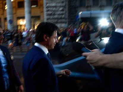 El primer ministro italiano, Giuseppe Conte, sale de una tienda de móviles, este martes en Roma. En vídeo, los motivos de la crisis política en Italia.