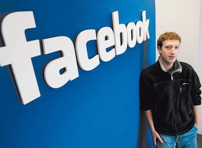<b>El cofundador y consejero delegado de Facebook Mark Zuckerberg, 26 años, fotografiado en la sede 
de la compañía en Palo Alto (California), el 5 de febrero de 2007. </b>